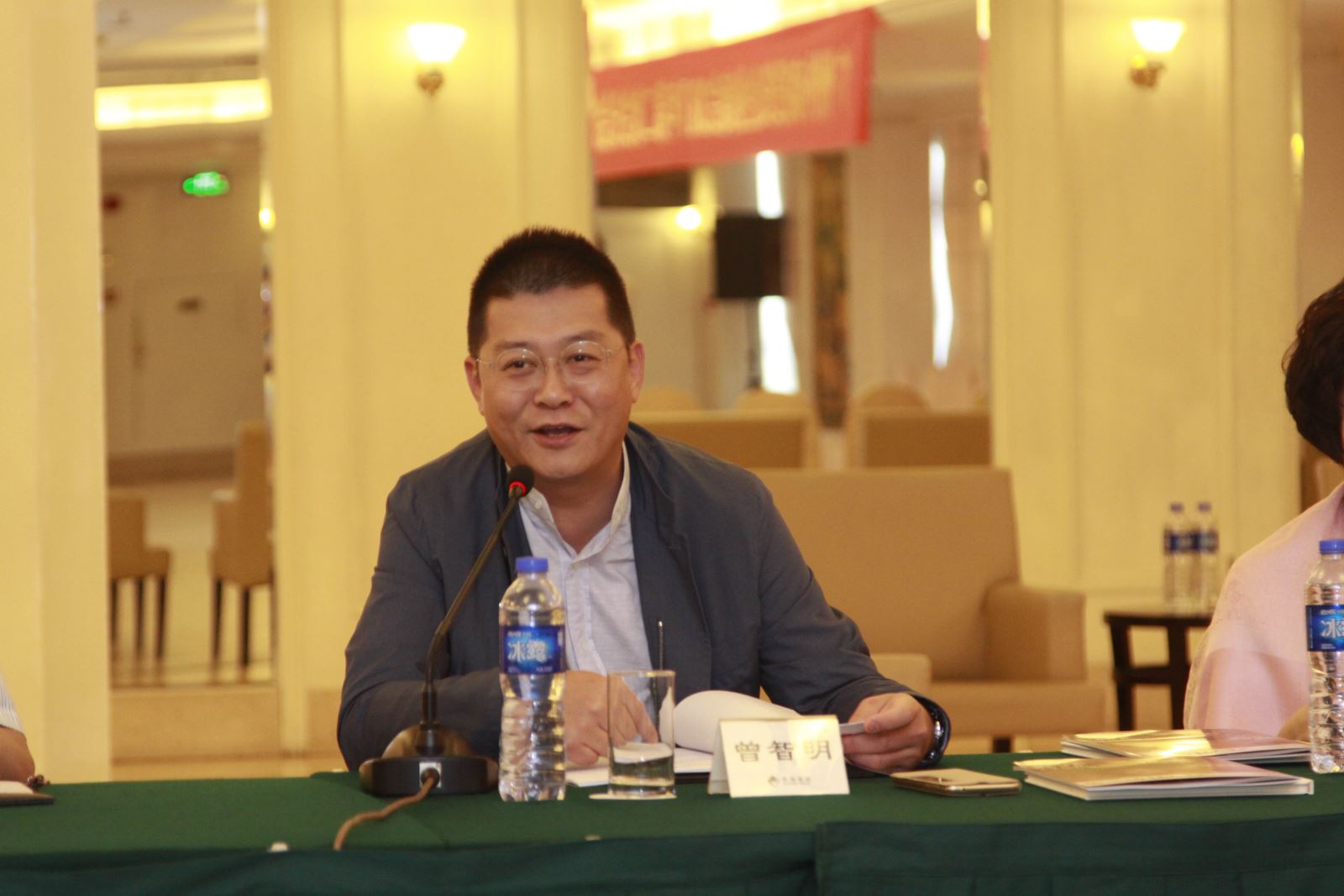 (曾智明会长主持会议)